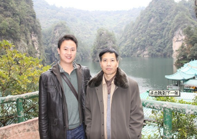 我公司旅游策划师邓永福与著名策划师何学林老师合影